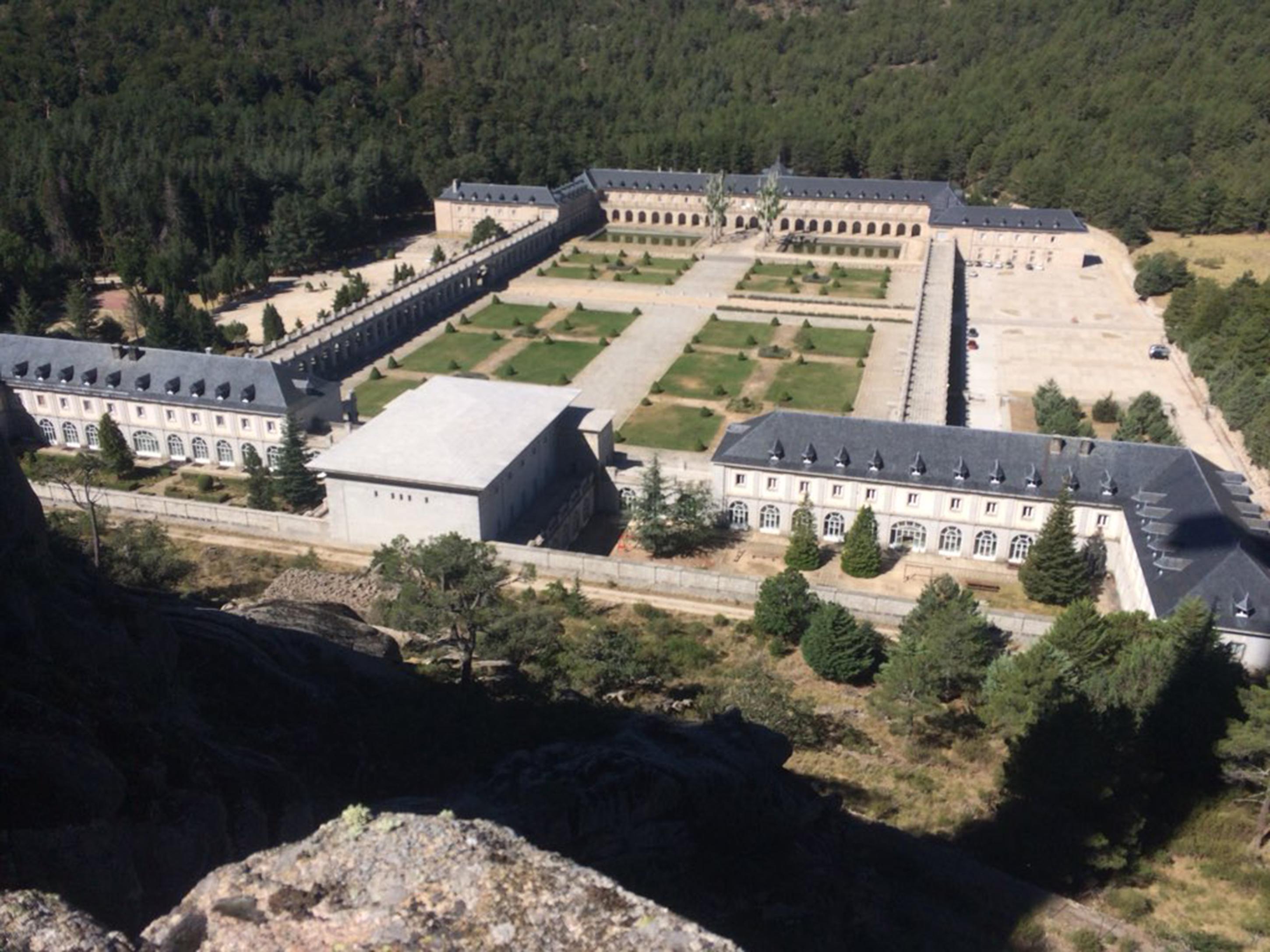 Hospederia Santa Cruz Hotel San Lorenzo de El Escorial Exterior photo