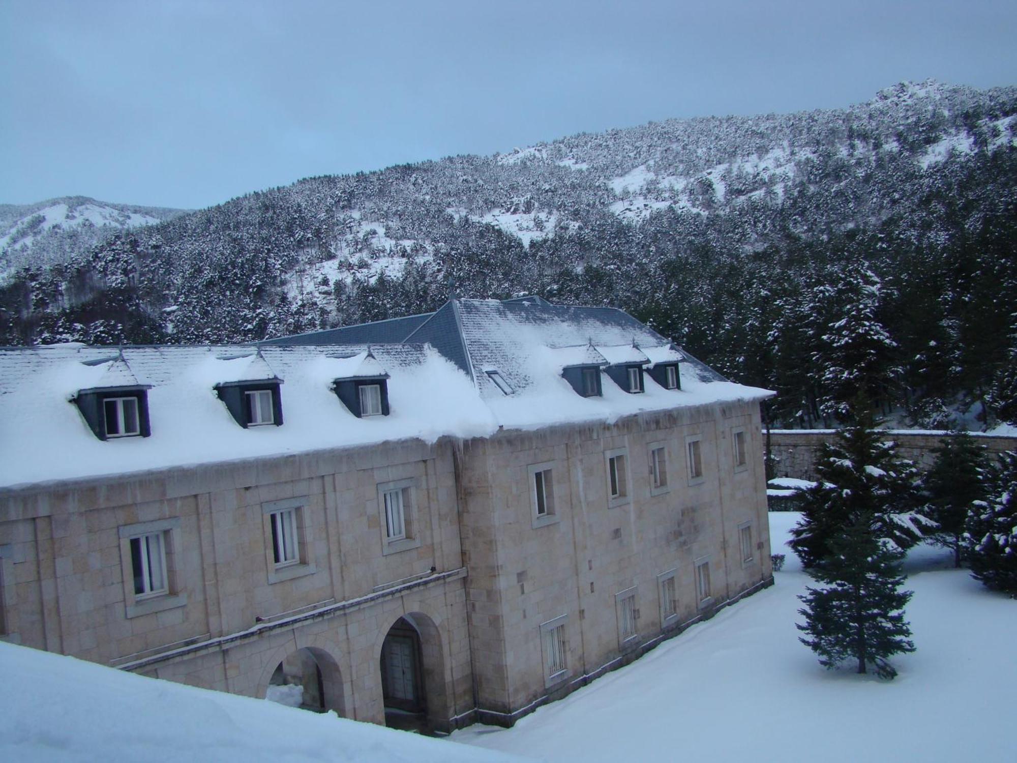 Hospederia Santa Cruz Hotel San Lorenzo de El Escorial Exterior photo