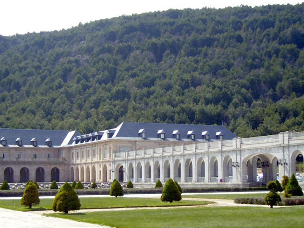 Hospederia Santa Cruz Hotel San Lorenzo de El Escorial Exterior photo