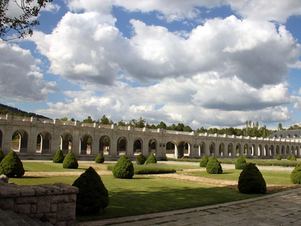 Hospederia Santa Cruz Hotel San Lorenzo de El Escorial Exterior photo