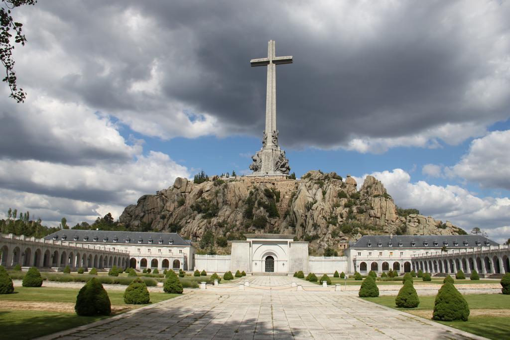 Hospederia Santa Cruz Hotel San Lorenzo de El Escorial Exterior photo